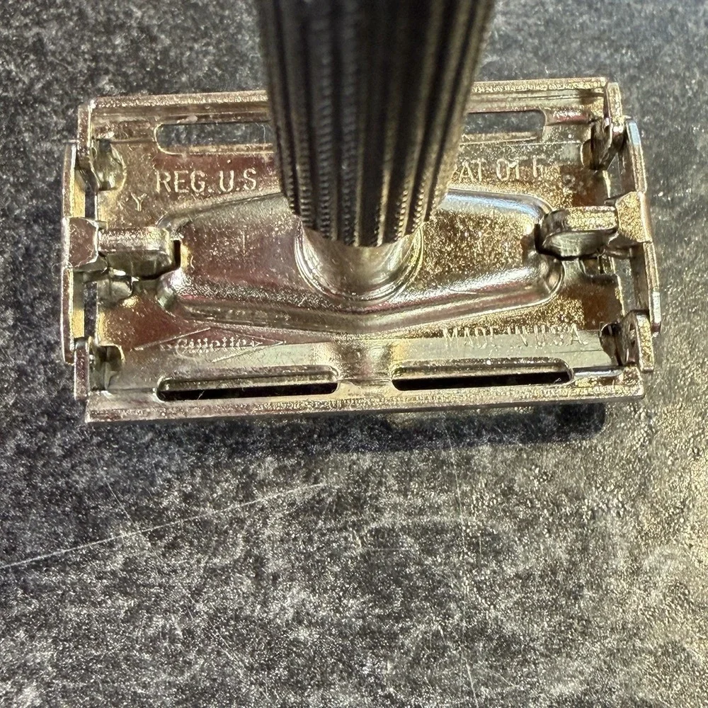 Gillette 1978 Y2 Twist To Open Double Edge Black Safety‎ Razor